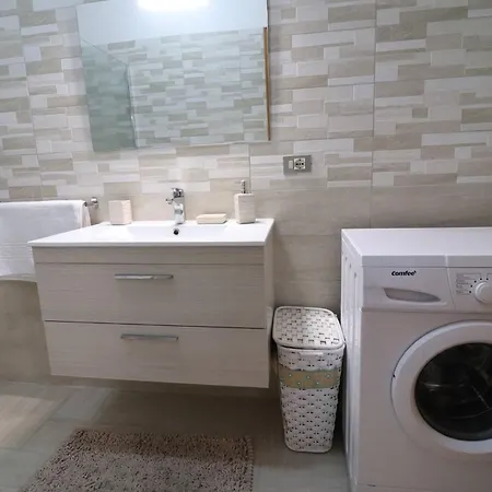 Apartment Delightful House Isotta ,ac, Near The